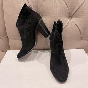NWT Vince Camuto Fretzia Booties 9.5 Black Suede Leather Back Zip Western Block